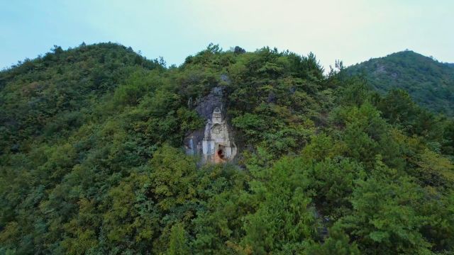 这里是重庆奉节的宝光寺摩崖石窟,在瞿塘峡北岸赤甲山一处的悬崖上,距今已有400多年的历史.一个人站在这里,怎么感觉背后发凉.