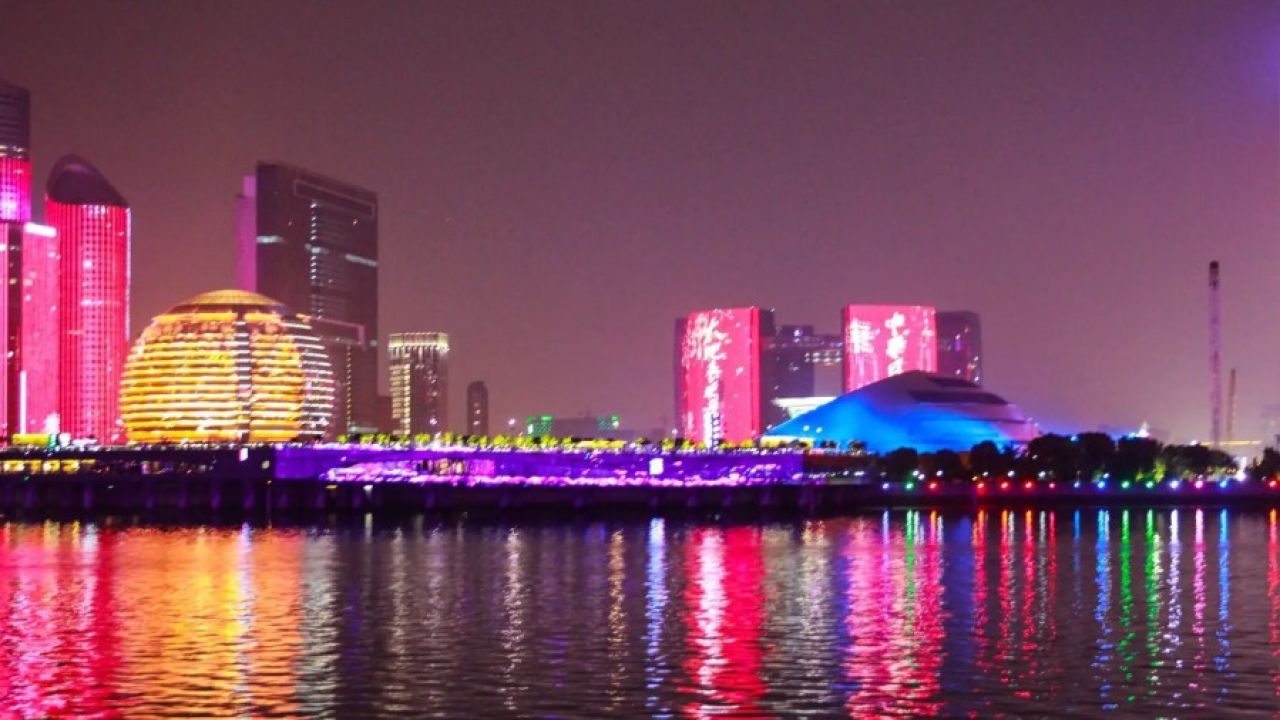 夜游钱塘江,能够让您体验杭州的独特夜间景观,感受不一样的浪漫气息