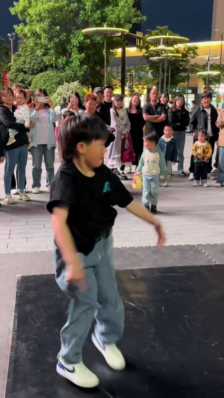 人类幼崽#路人视角#街舞#专业动作请勿模仿#这操作都看傻了
