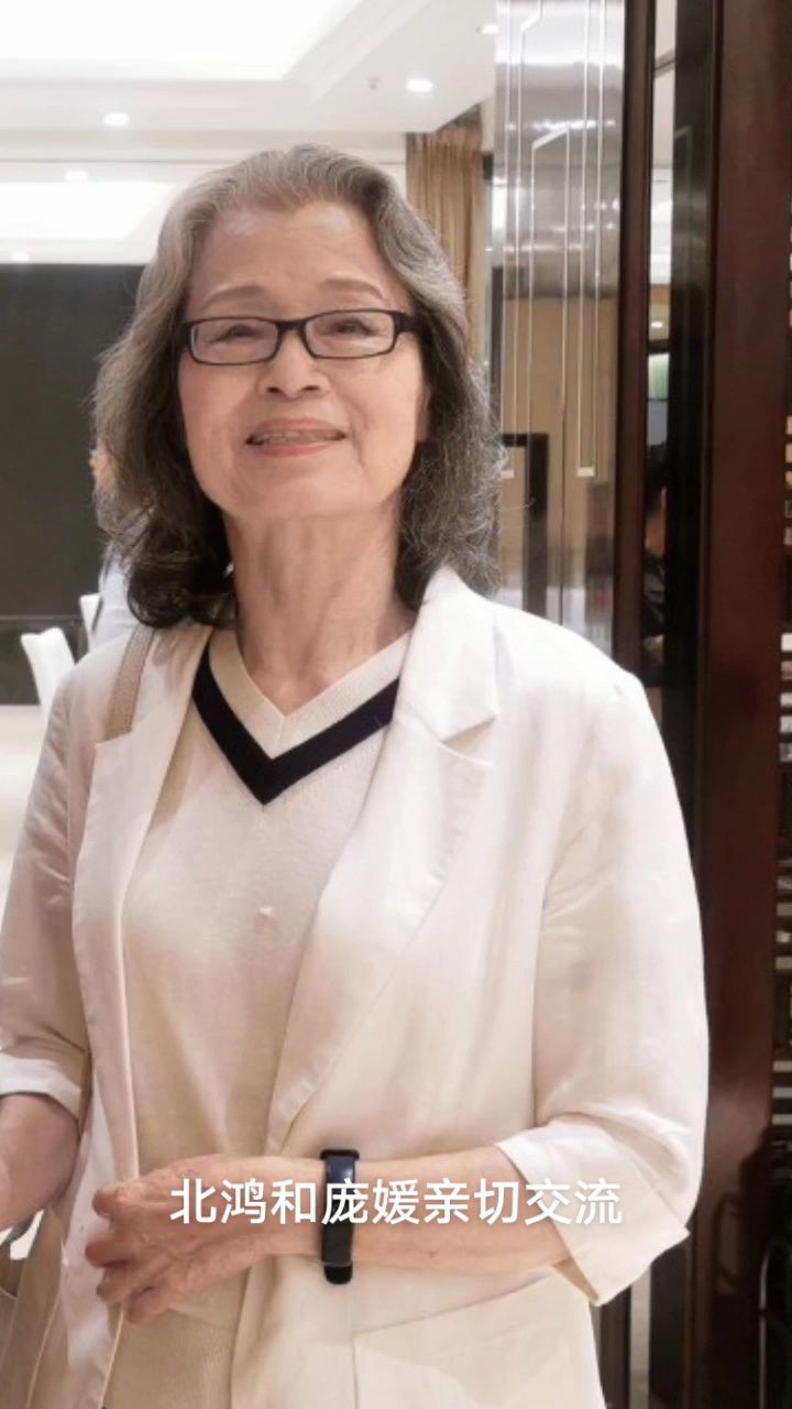 北鸿和参展书画家,清华大学美院教授庞媛亲切交流.