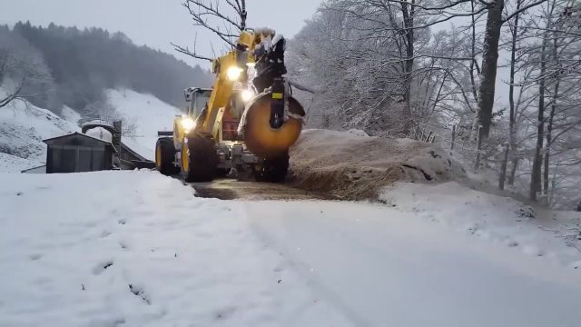 不可思议的毛刷除雪机,滚一滚就能除雪,预防路面结冰