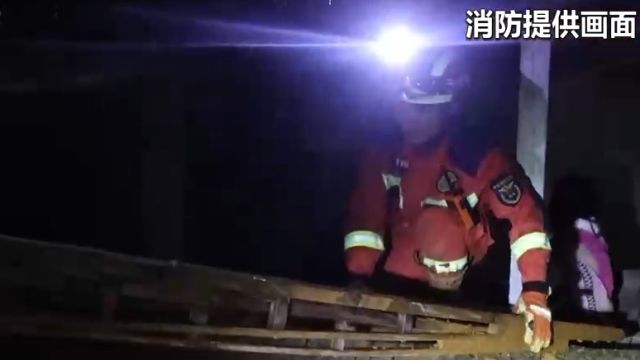 云南开远:暴雨致泥沙涌入5人被困,消防展开营救