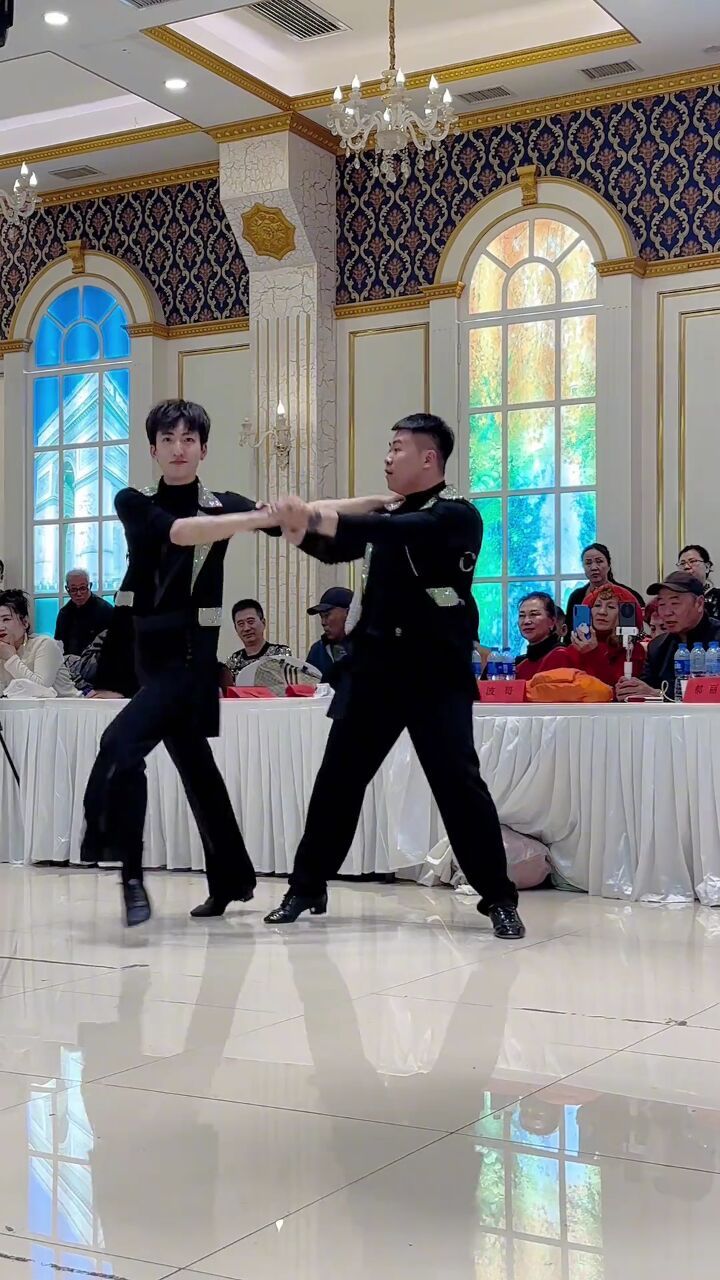 果果不不官方号: 两个男人也可以跳双人舞#双男舞蹈 #吉特巴 #吉特巴