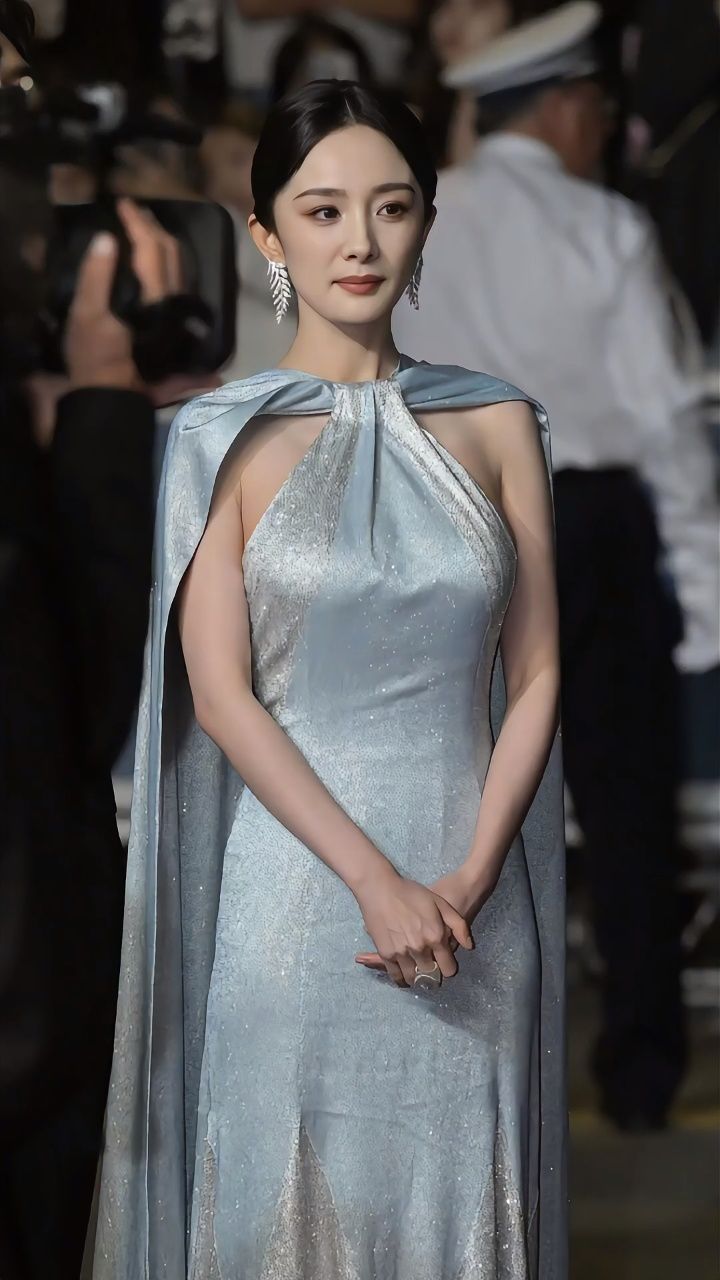 杨幂一身浅蓝色长裙,颜值身材自然无可挑剔,大幂幂不愧是时尚女王