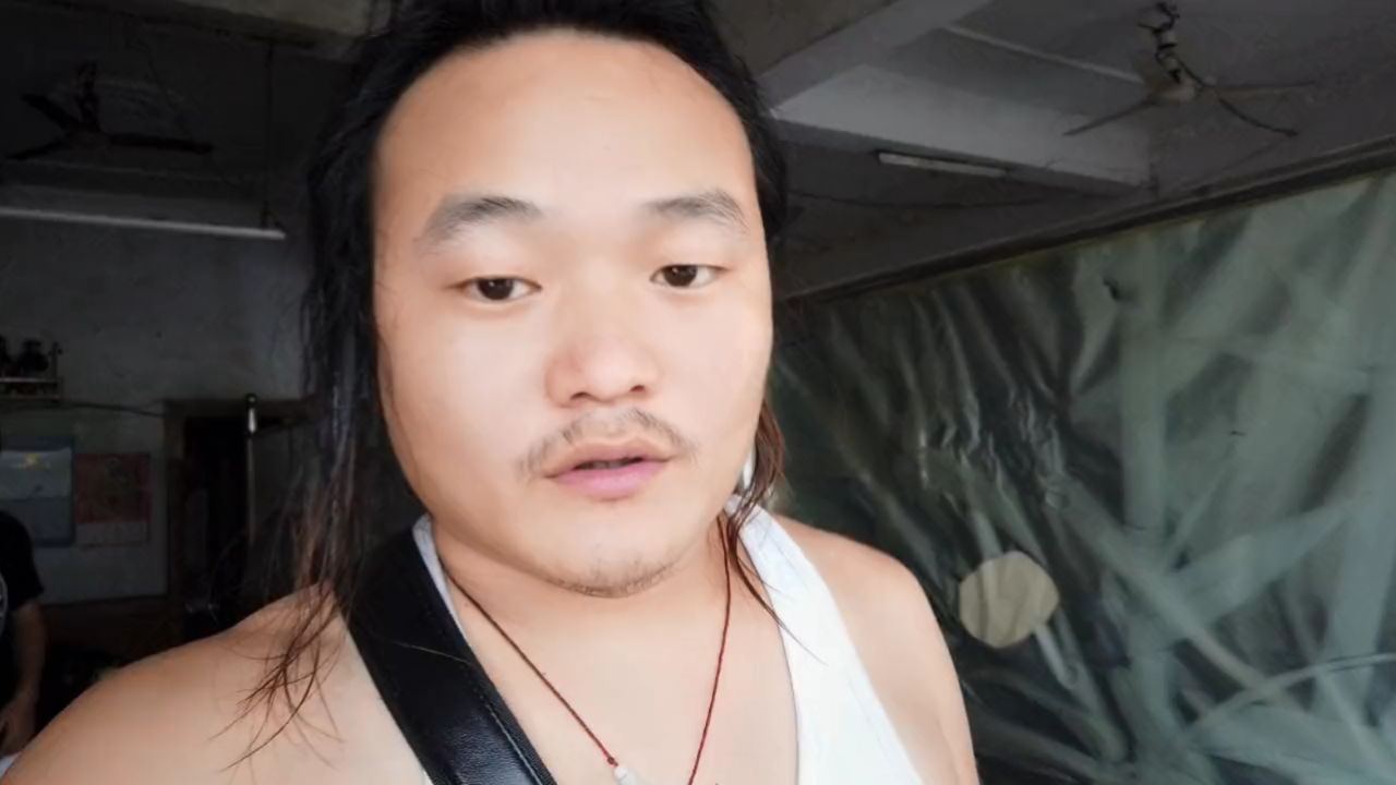 横店十三哥捡的流浪女联系到家人,叔叔准备送回家,但她突然跑了