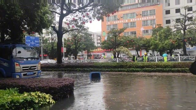 5月19日,北海暴雨来袭,部分路段水浸街,有车被泡