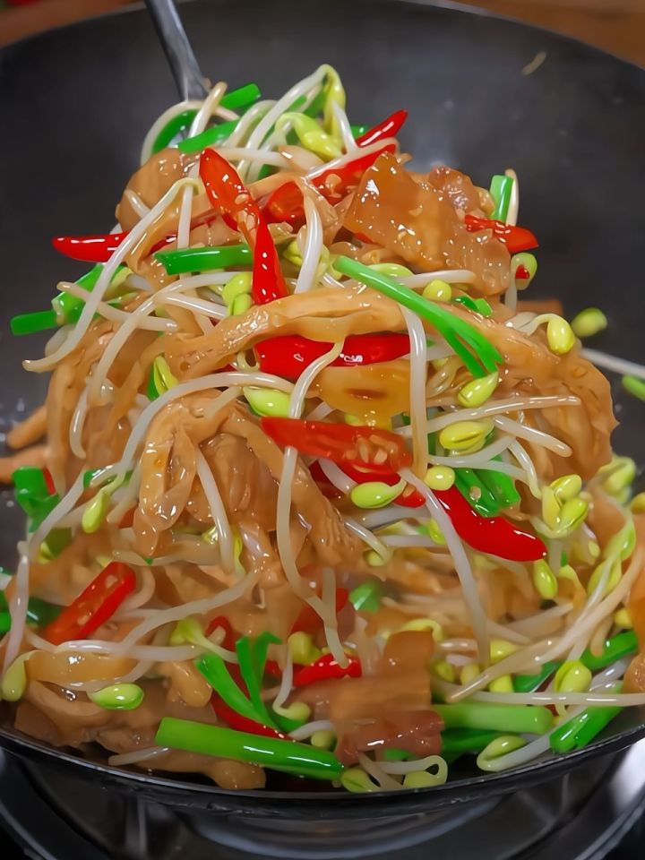 黄豆芽和油豆腐 一起炒 ,脆嫩爽口,配上米饭又能多吃两碗,#家常菜
