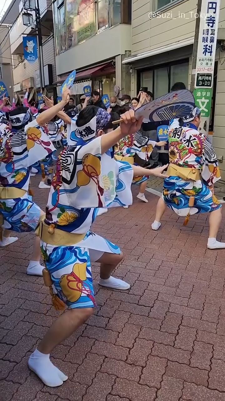 日本街头传统扇子舞表演