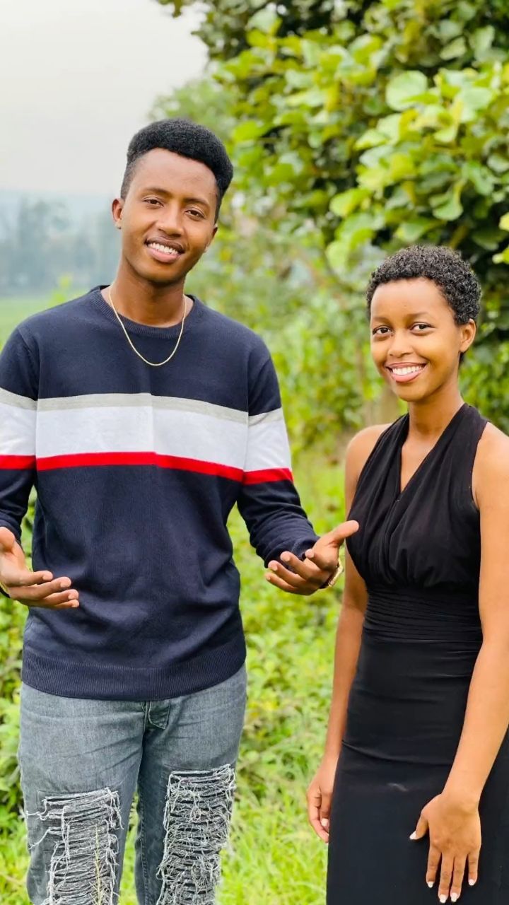 村里有个姑娘叫小芳长得好看又善良一双美丽的大眼睛