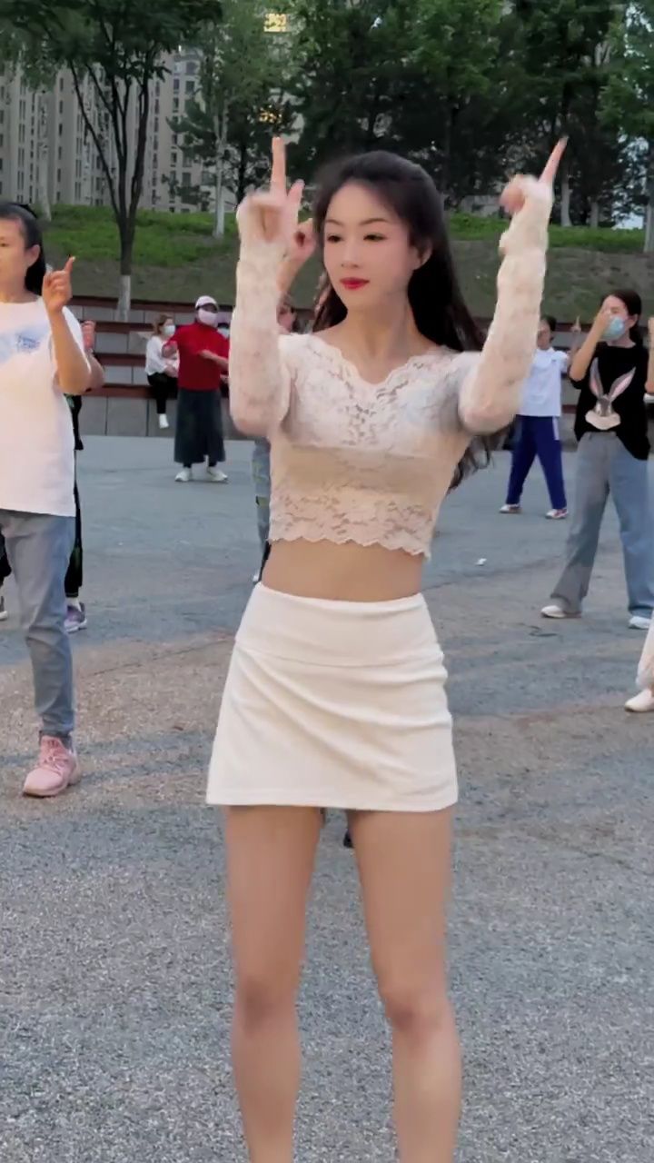 视频女主角#女神背影 #美女广场舞 #看美女