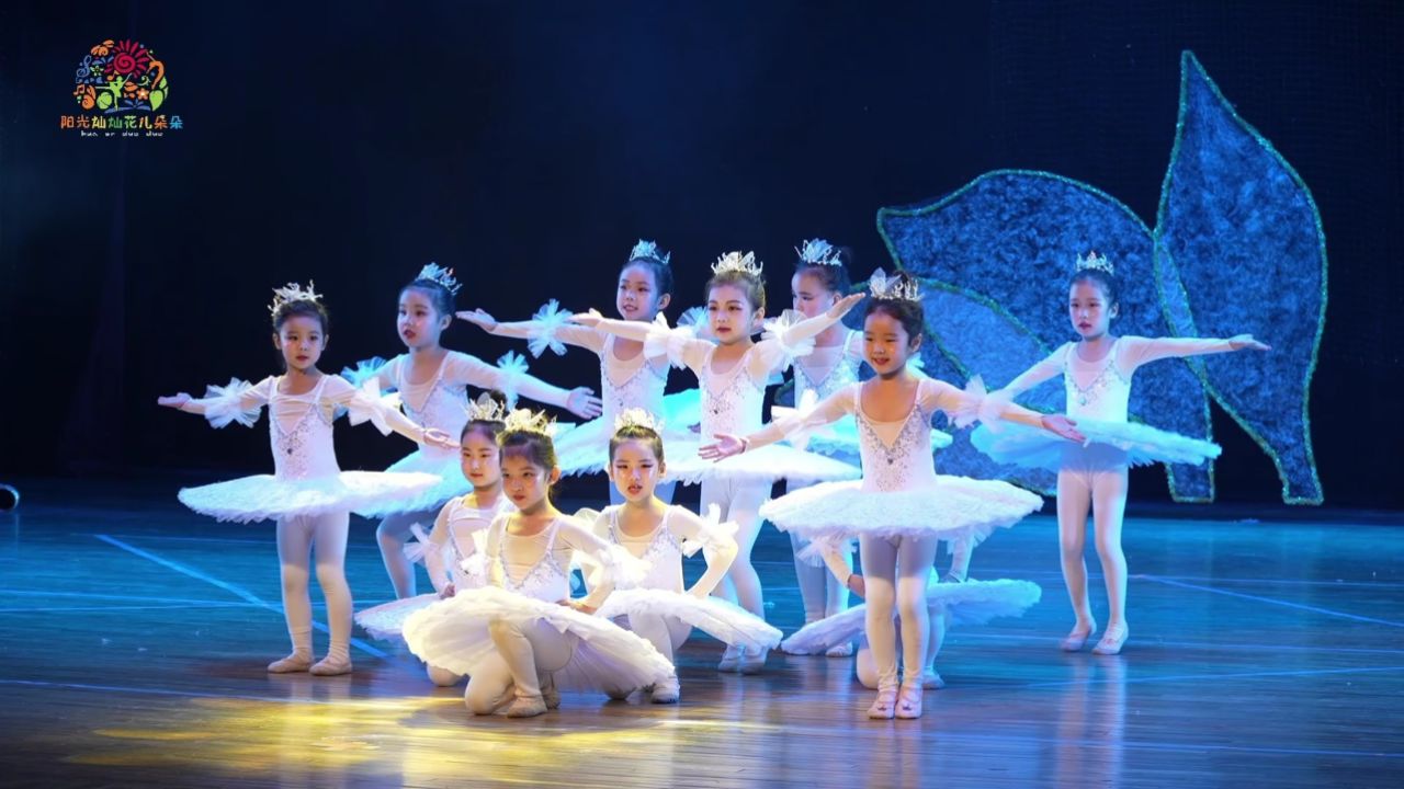 少儿群舞《彩虹糖》小演员们拥有彩虹糖般梦想,用舞蹈去展现,每个小