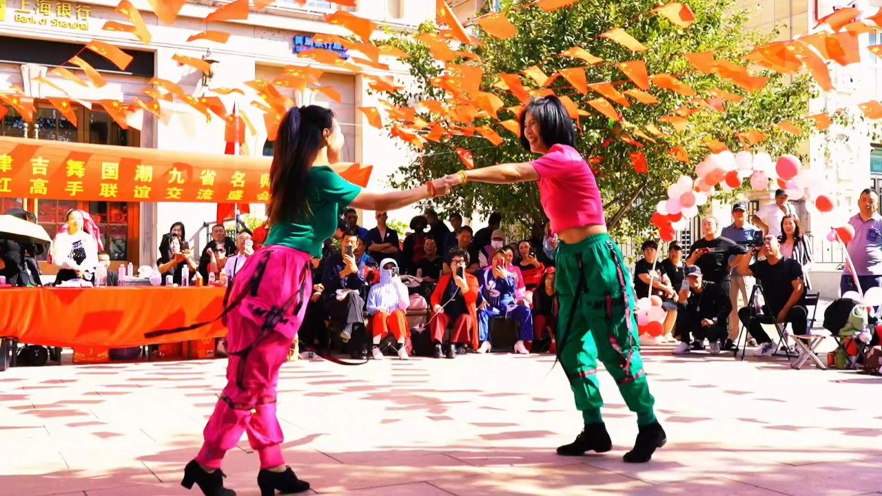 天津姐妹俩表演吉特巴,歌好听,舞好看