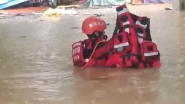 广西河池:暴雨引发内涝,紧急转移十余名被困人员