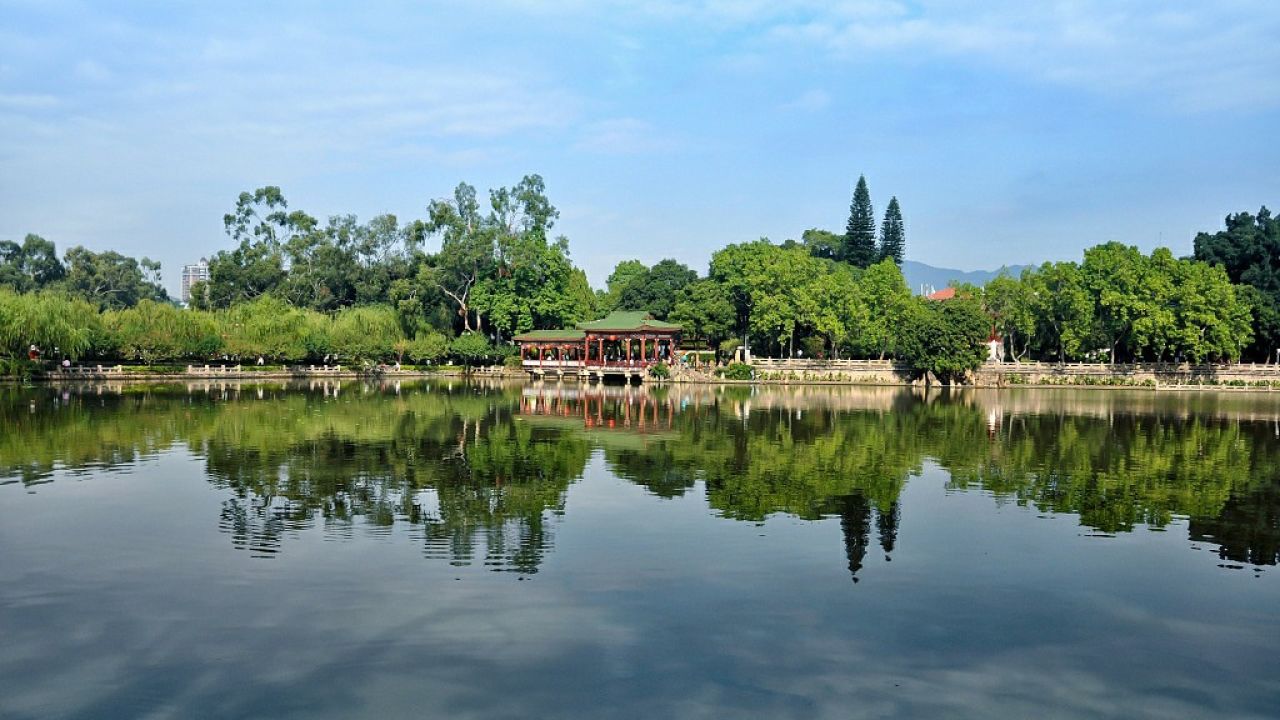 福州西湖公园,是福州保留较完整的一座古典园林,园内有仙桥柳色,大梦