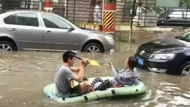 一场暴雨,把新能源的底裤撕了个精光,车主是叫苦不迭