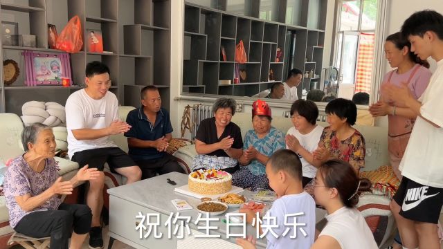 奶奶过80岁生日,全家共同举杯送祝福,愿奶奶身体健康长命百岁