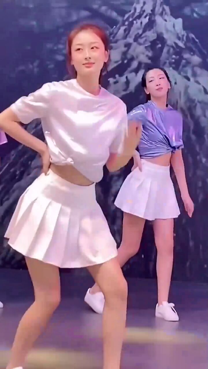 车展上的美女车模,跳舞还穿这么短的裙子,网友:跳的