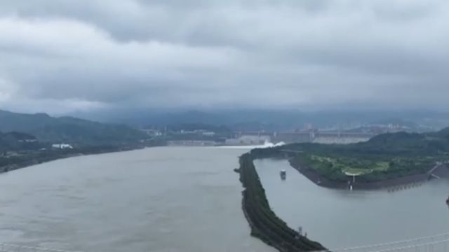 多地强降雨持续,三峡水库今年首次开闸泄洪