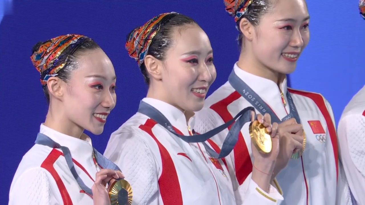花样游泳集体项目颁奖仪式:中国花游队夺得历史首金_高清1080P在线观看平台_腾讯视频