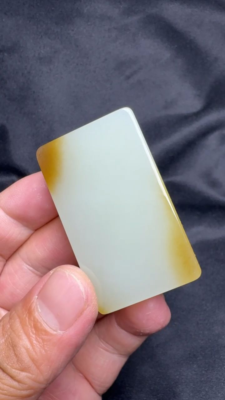 糖高青白玉平安无事牌,料子细腻油润,既可以打眼戴也可以上工雕