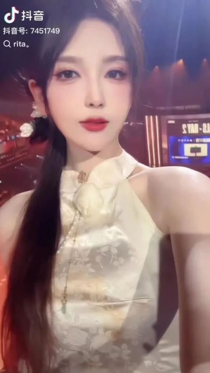 rita解说台旗袍装,一看就让人心动