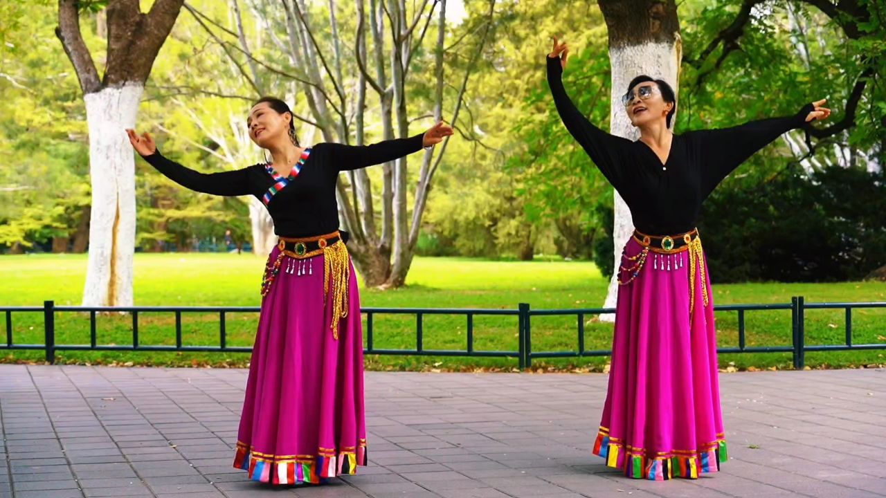 蔡老师,小崔表演广场舞《心愿》舞蹈娴熟流畅,邀您共赏