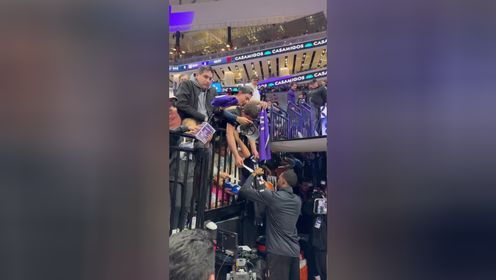 《NBA全场集锦》重返老东家！福克斯回到萨克拉门托赛前与前队友亲密互动