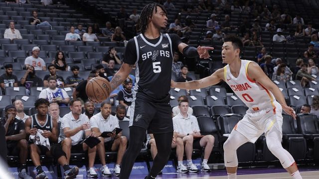 马刺89-67中国男篮 廖三宁17+6表现不俗难敌卡斯尔18+6+5