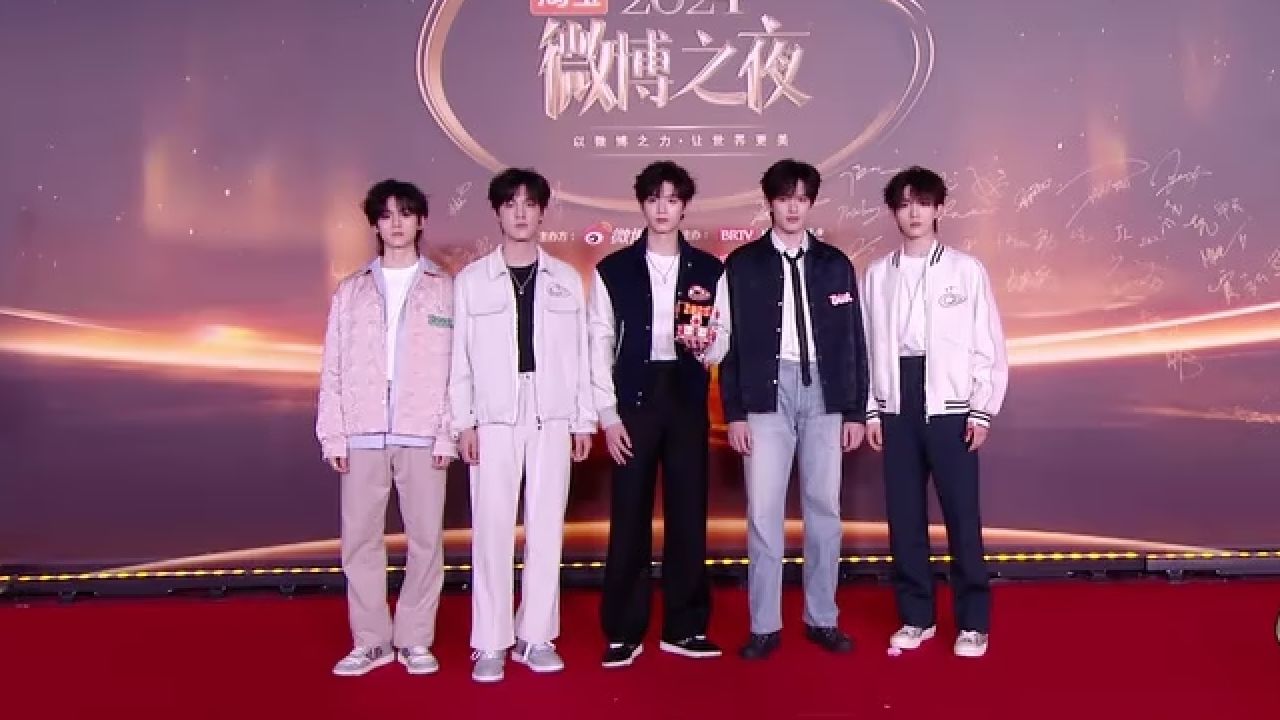 微博之夜红毯高光_TOP登陆少年团亮相红毯,团魂满满!_综艺_高清完整版视频在线观看_腾讯视频