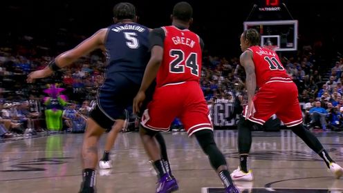 《NBA全场集锦》底线溜入顺势起飞 班凯罗轻松跃起扣进