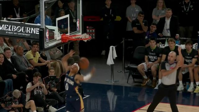 锡安风骚背传技惊四座！鹈鹕三点连线费尔斯飞身暴扣还有加罚