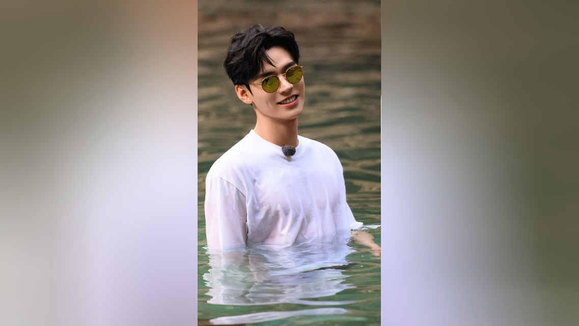 竖屏直拍:龚俊湿身露腹肌刘宇宁叫好